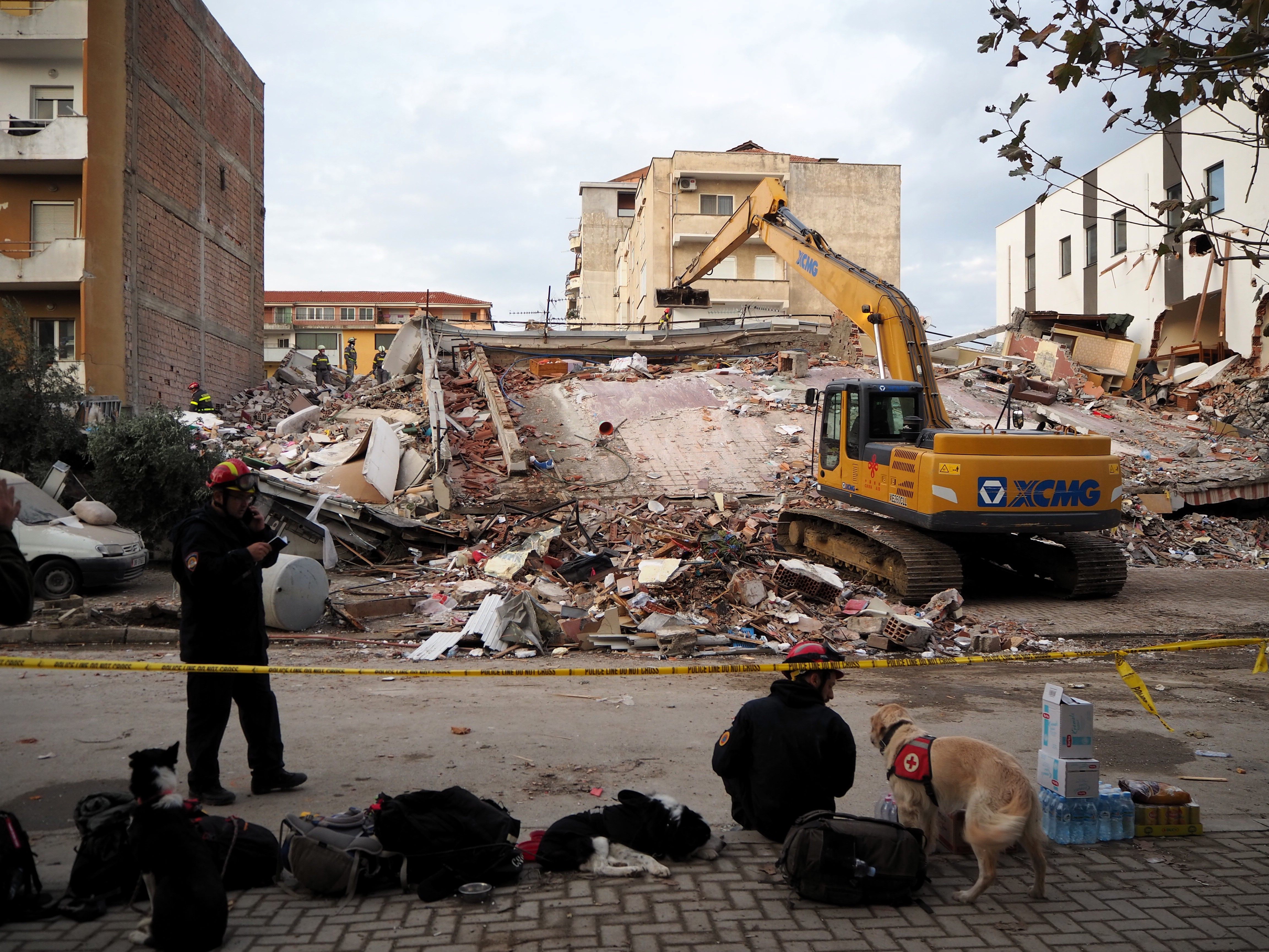 A la recherche de survivants à Durrës @ LS