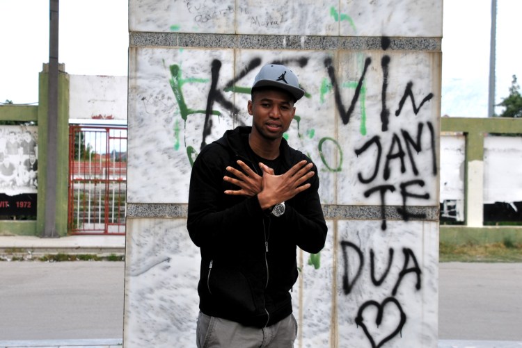 Bakary Nimaga devant le stade du Skenderbeu à Korçë @ LS