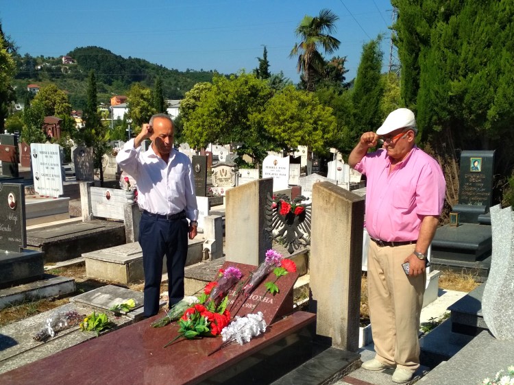 Des militants du Parti communiste d'Albanie sur la tombe d'Enver Hoxha @ LS