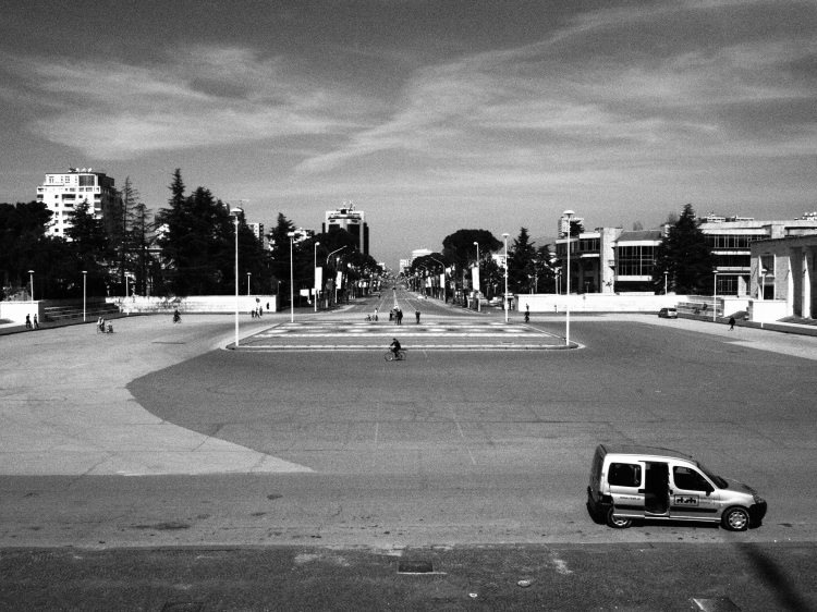 Le boulevard des martyrs à Tirana, sans circulation @ LS