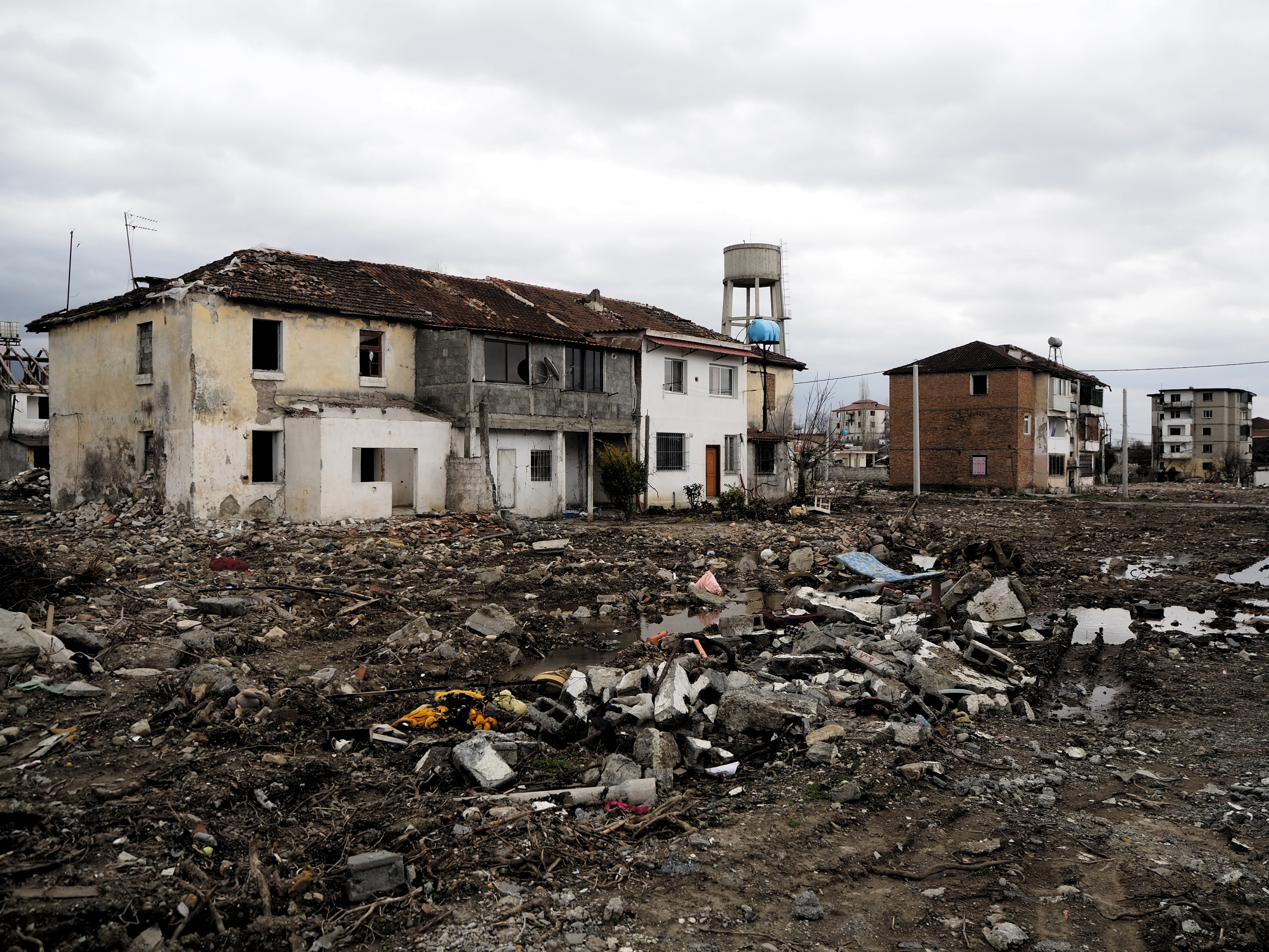 Le centre de la ville de Thumanë dévasté par le séisme en février 2020 @ LS