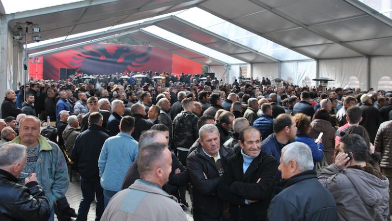 Le châpiteau de l'opposition sous les fenêtres du Premier ministre à Tirana @ LS