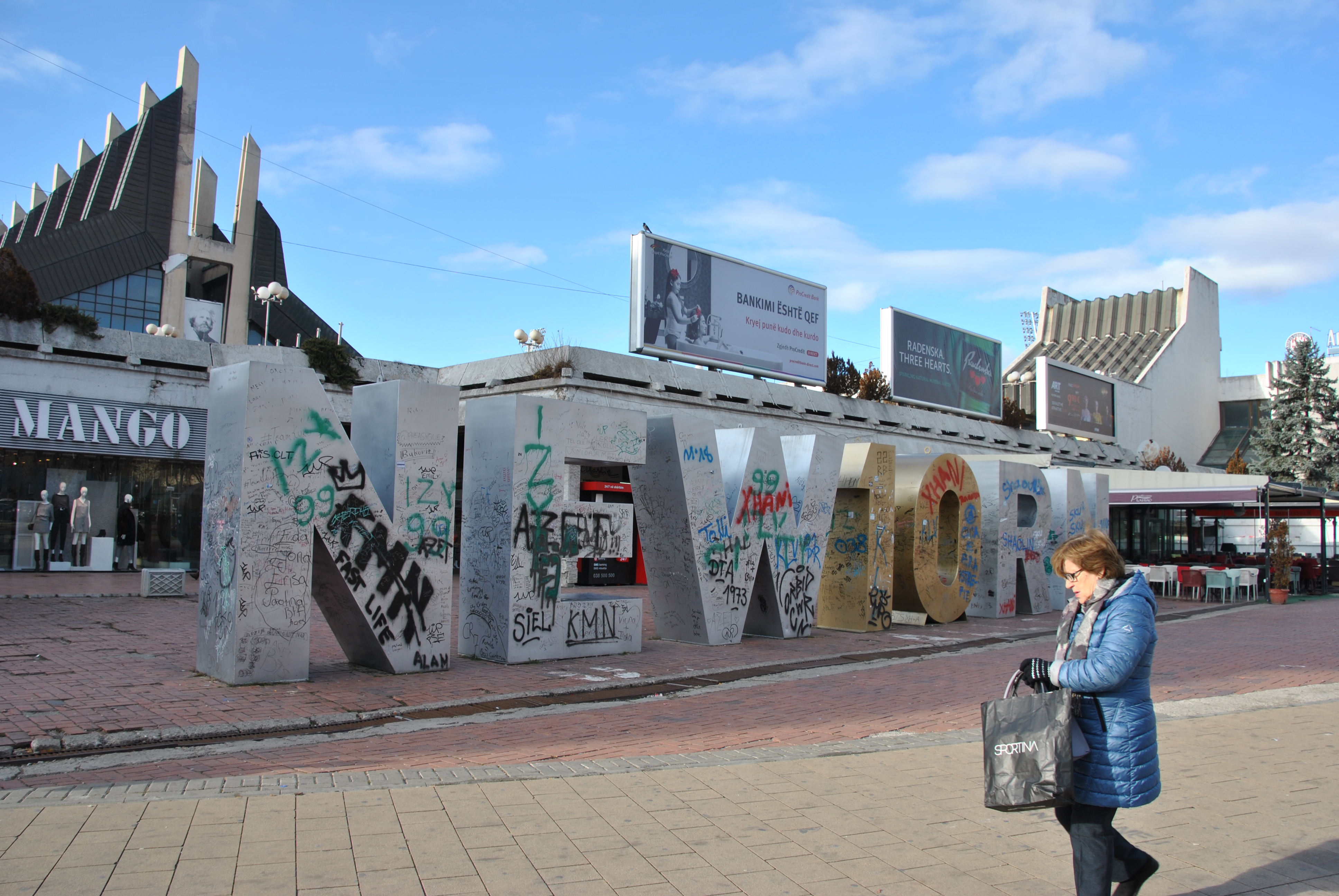 Le monument Newborn qui célèbre l'indépendance du Kosovo, à Pristina @ LS