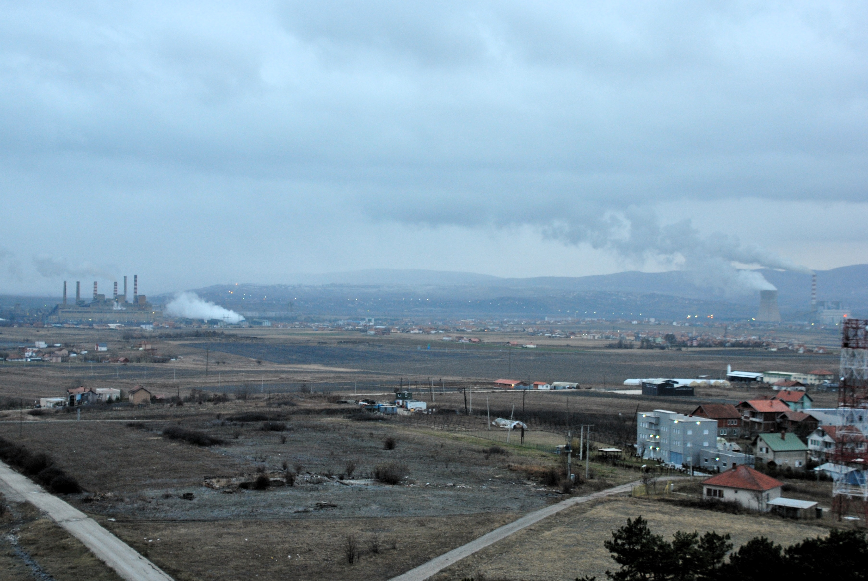 Les deux centrales Kosovo A et B en périphérie de Pristina @ LS