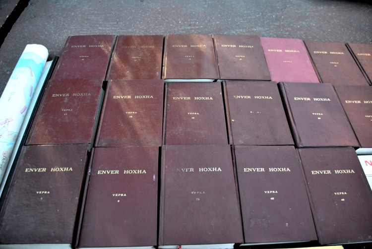 Les ouvrages de Enver Hoxha en vente dans la rue à Tirana @ LS