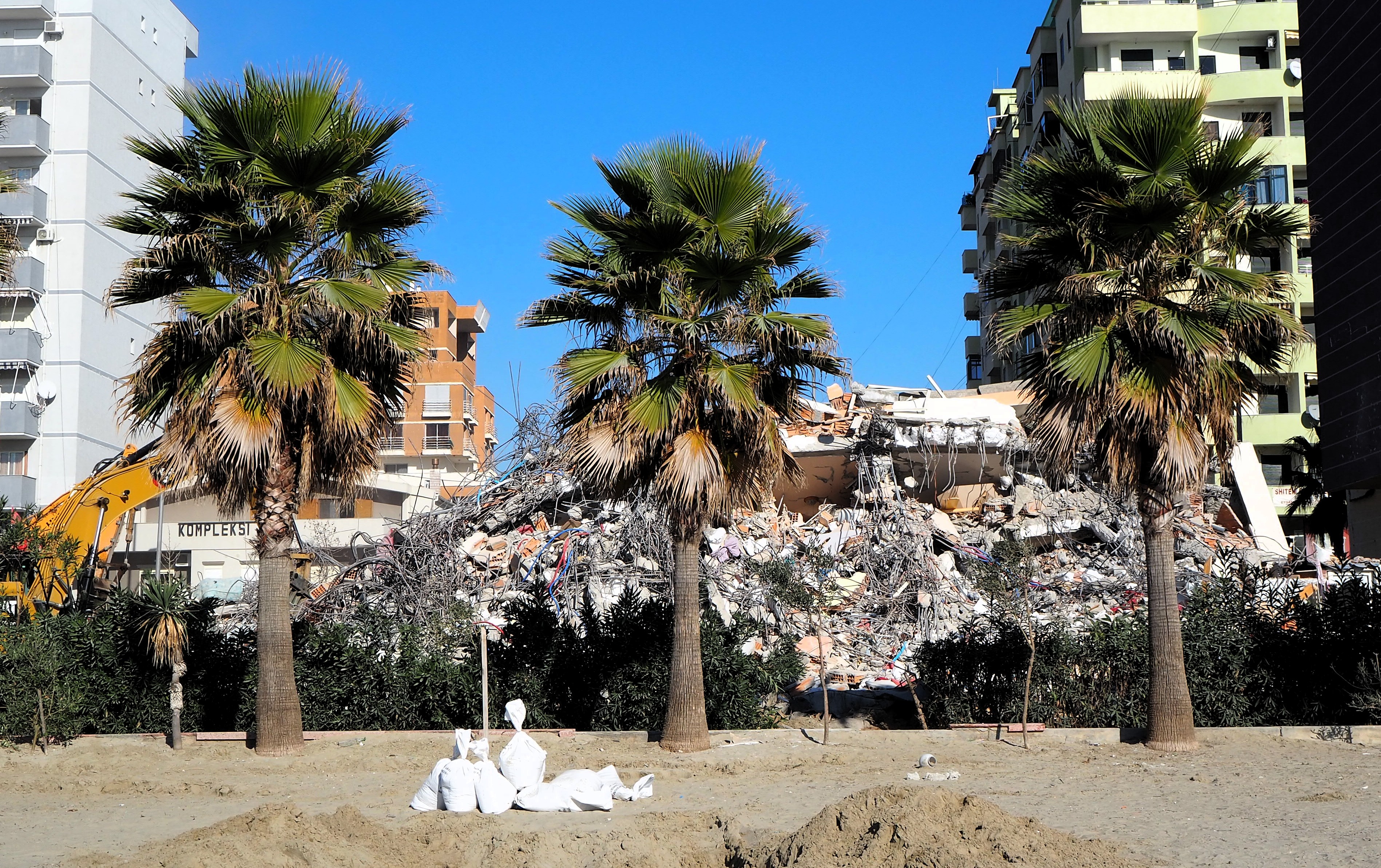 L'un des hôtels de la plage de Durrës, mis à terre par le séisme de novembre @ LS