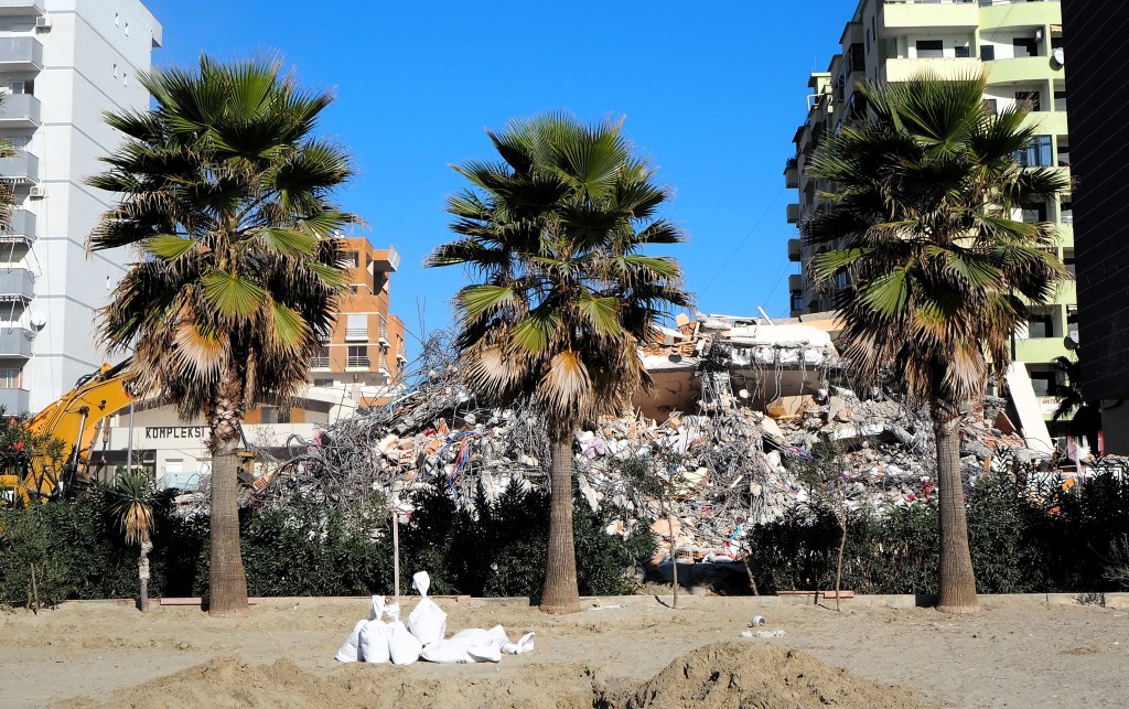 L'un des hôtels de la plage de Durrës, mis à terre par le séisme de novembre @ LS