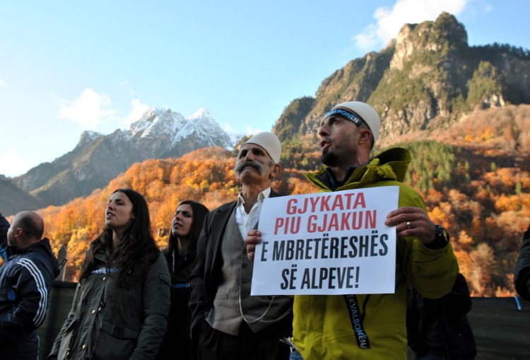 Manifestation contre les centrales hydroélectriques sur la Valbona devant le chantier @ LS