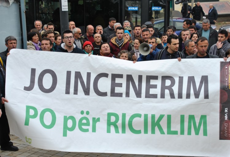 Manifestation contre les incinérateurs devant le parlement de Tirana @ LS