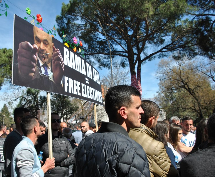Manifestation de l'opposition à Tirana demandant le départ du Premier ministre @ LS