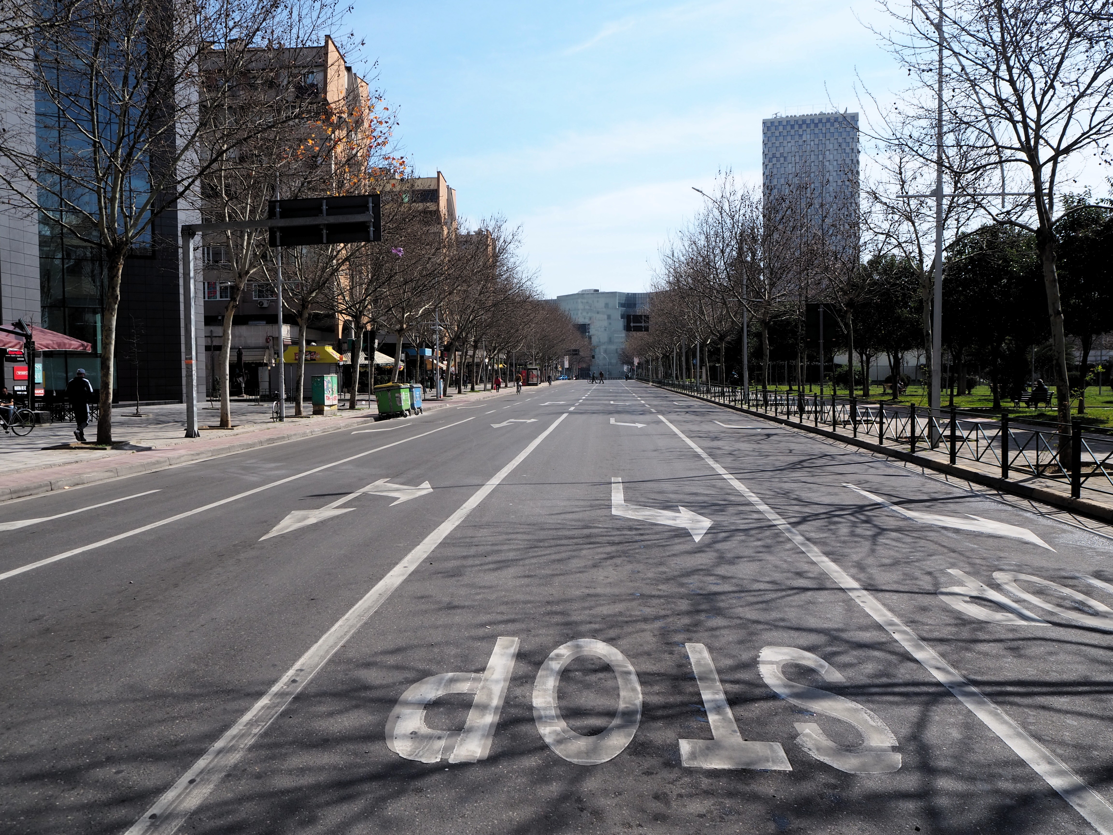 L’une des rues principales de Tirana, vide @ LS