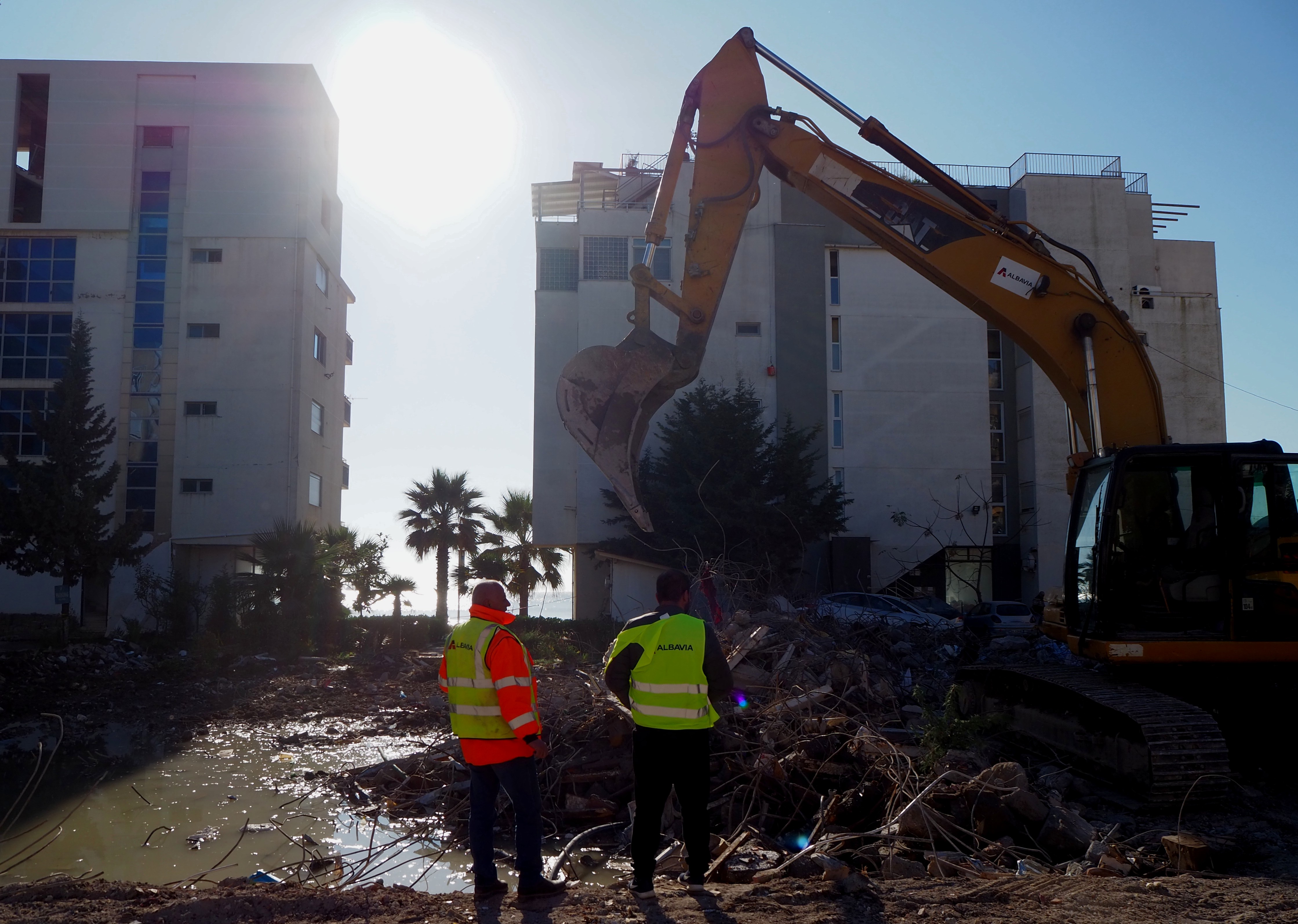 Déblaiement d'un hotêl effondré par le séisme à Durrës @ LS