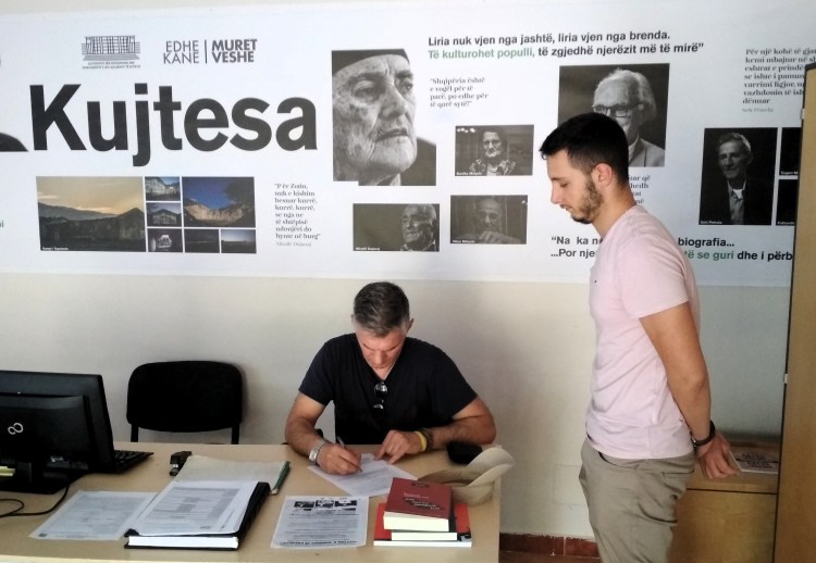 Un citoyen albanais vient déposer une demande d'accès aux archives de la Sigurimi @ LS