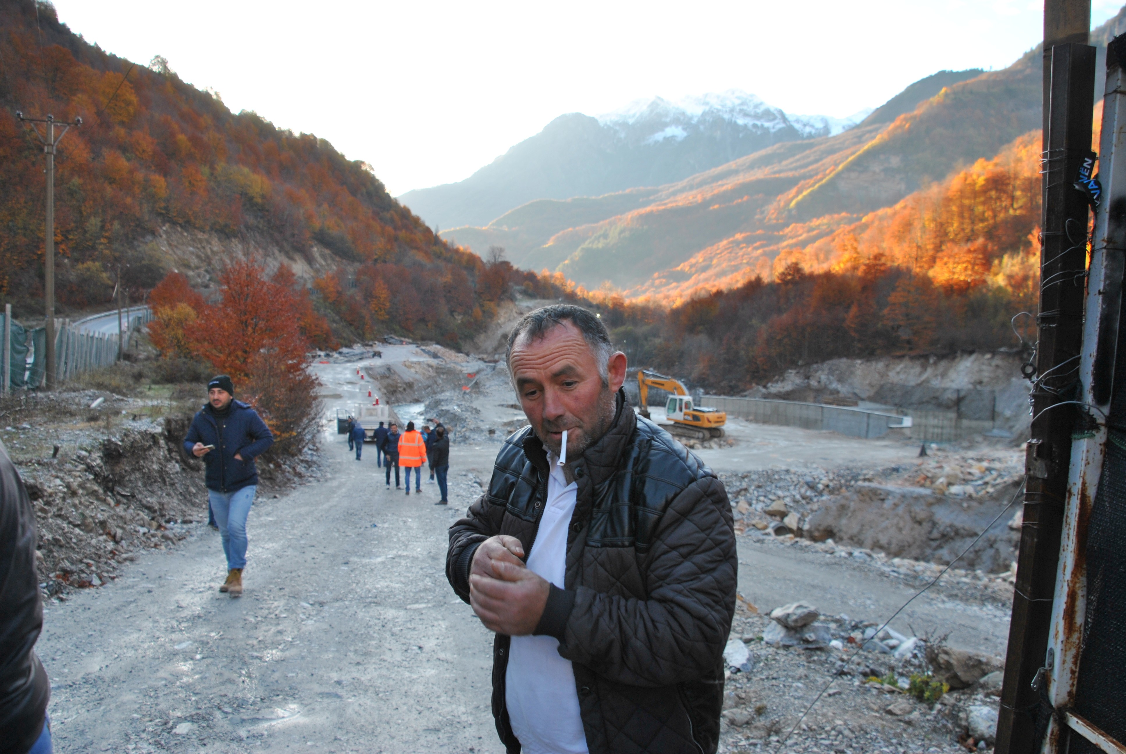 Un gardien devant le chantier d'une hydrocentrale sur la Valbona @ LS