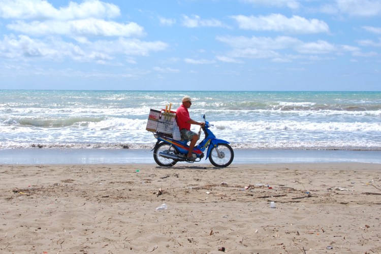 Vendeur de glace sur la plage en Albanie @ LS